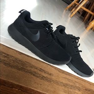 women’s nike roshe sneakers